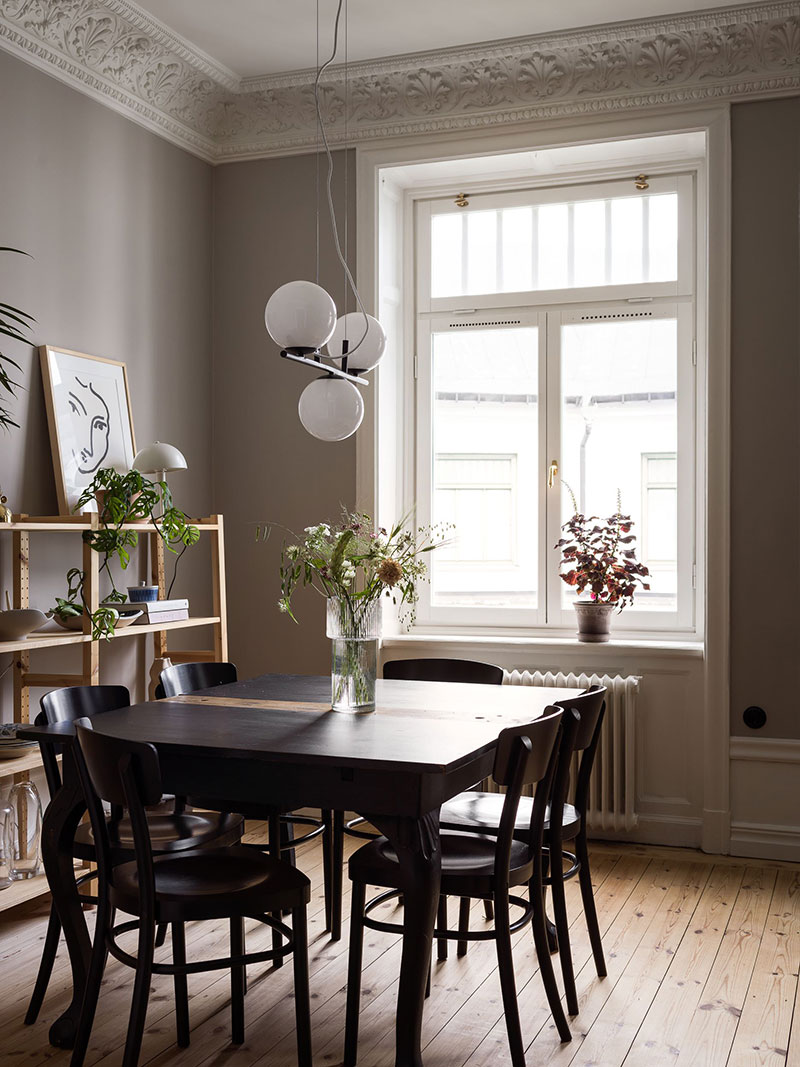 Красивая черная кухня как сердце небольшой шведской квартиры (55 кв. м)