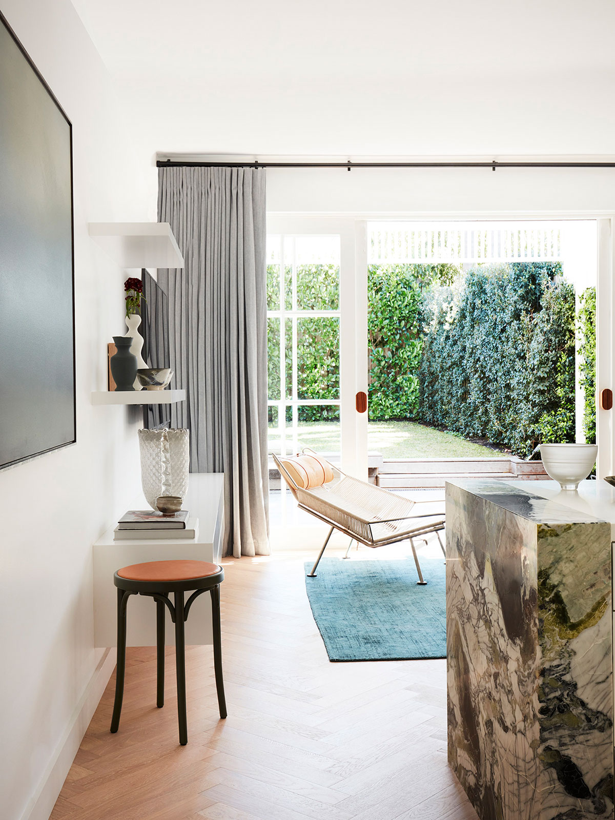 Красочные интерьеры дома рядом со знаменитым Бондай Бич в Сиднее