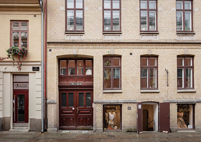 Деревянные балки и старинная печь: обновлённый интерьер квартиры в доме 1878 года в Гётеборге
