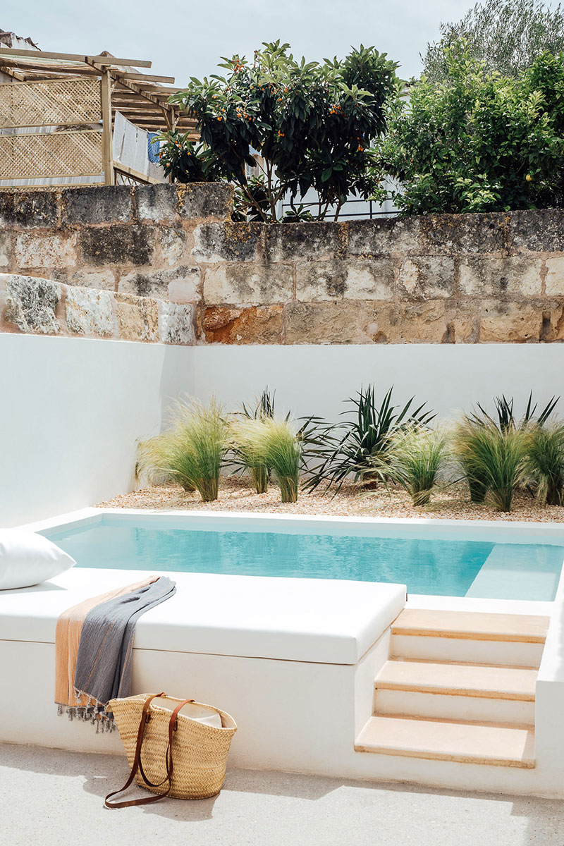 Маленький курортный дом с бассейном на старинной улочке на острове Майорка