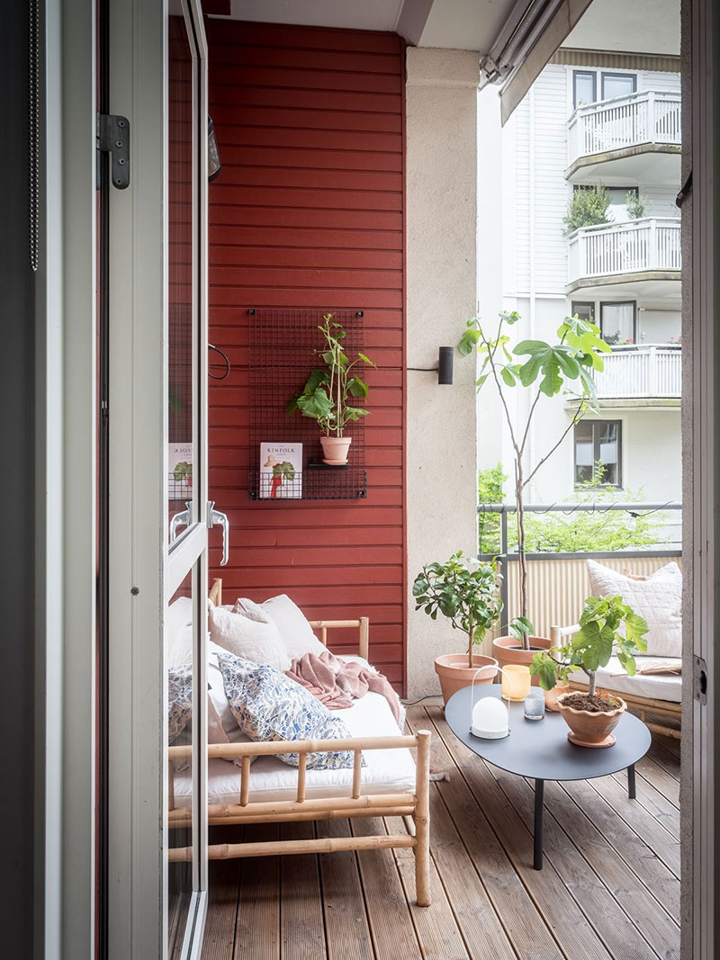 Необычная скандинавская квартира с проходной гостиной и большим балконом