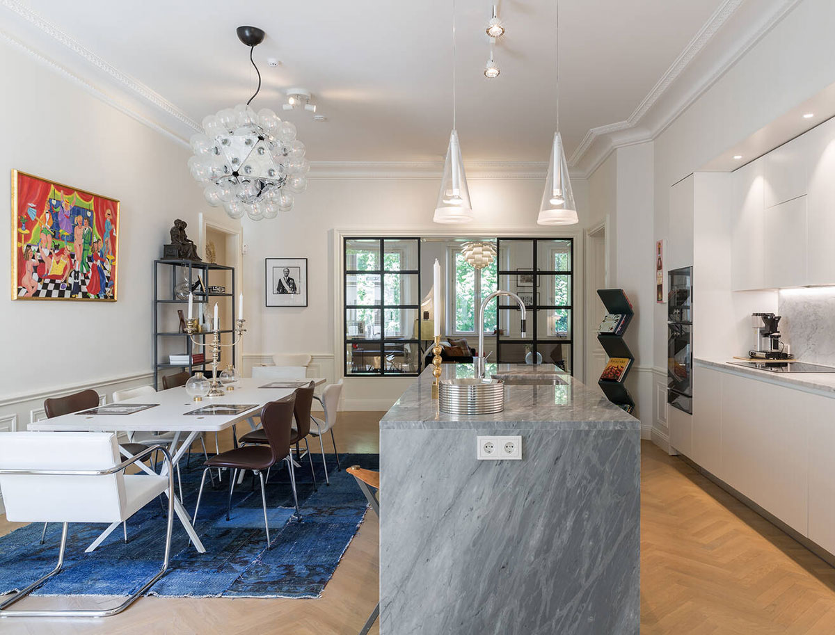 Просторный комнаты и классические детали: элегантные современные апартаменты в Стокгольме