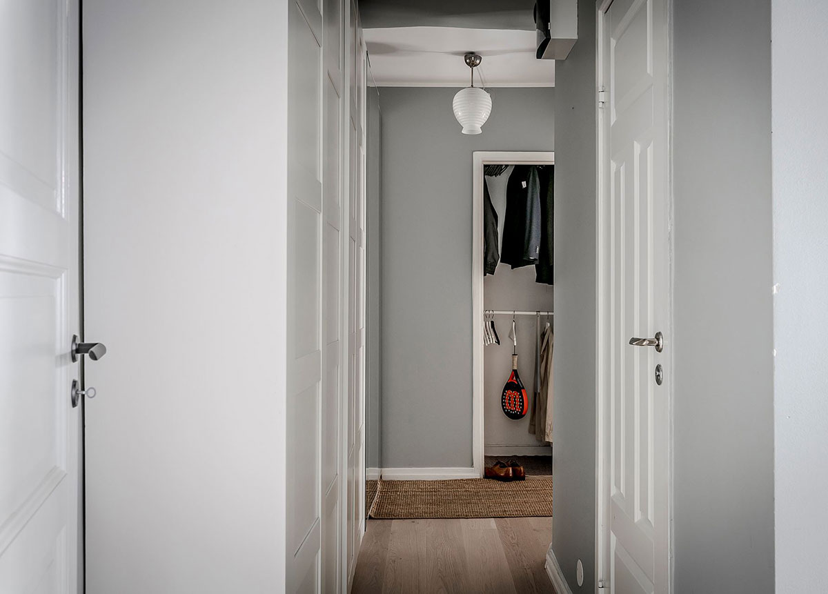 Голубой диван и мини-спальня: небольшая квартира в Гётеборге (44 кв.м)