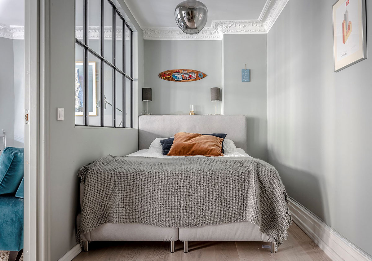 Голубой диван и мини-спальня: небольшая квартира в Гётеборге (44 кв.м)