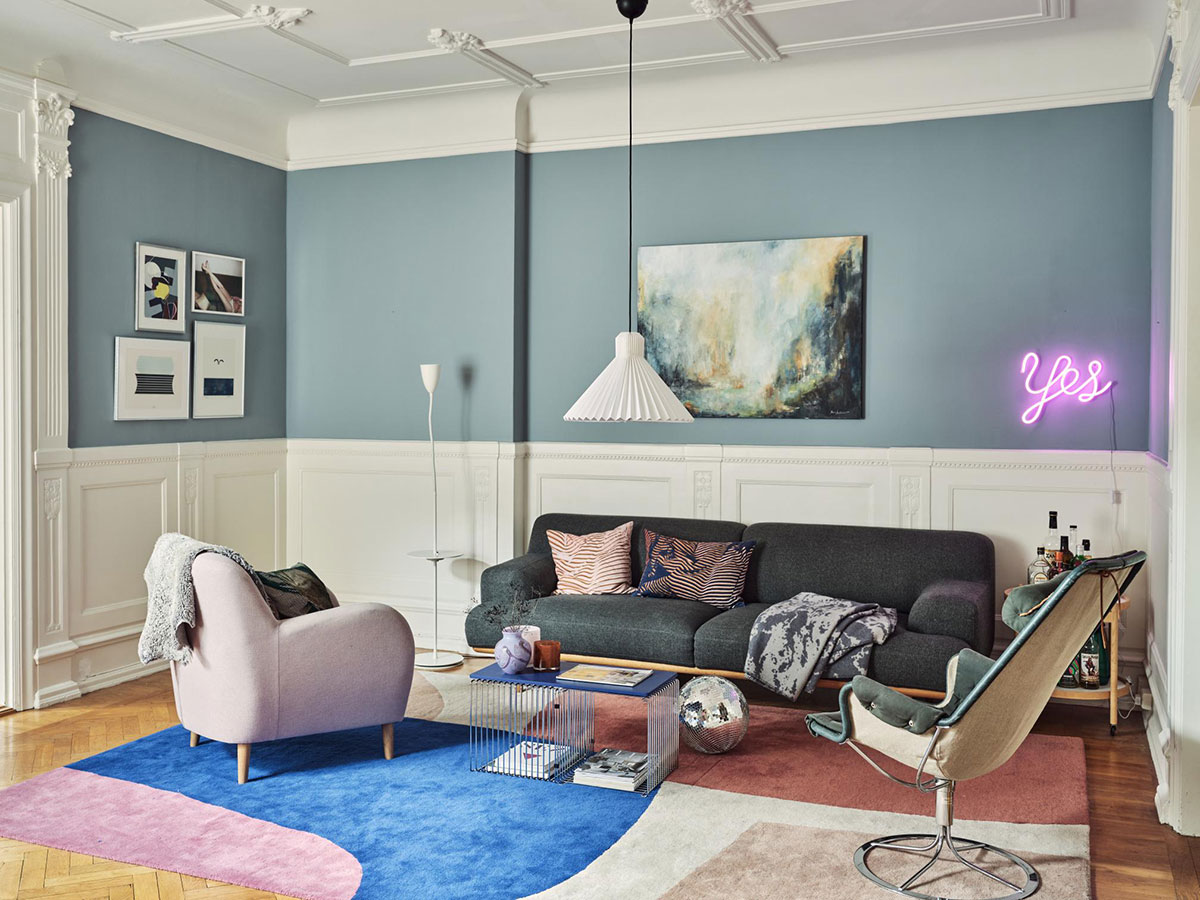 Лепнина, картины и непринужденная обстановка: интерьер квартиры в Швеции