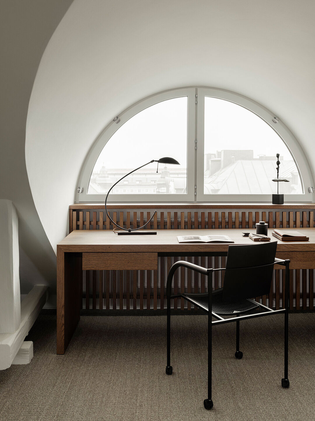 Изысканный дизайн просторной квартиры с мансардой Стокгольме