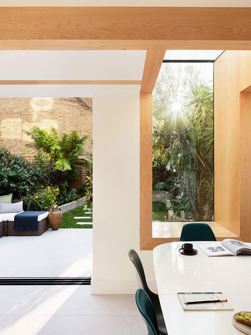 Современный интерьер с обилием живых растений и уютный садом в Лондоне