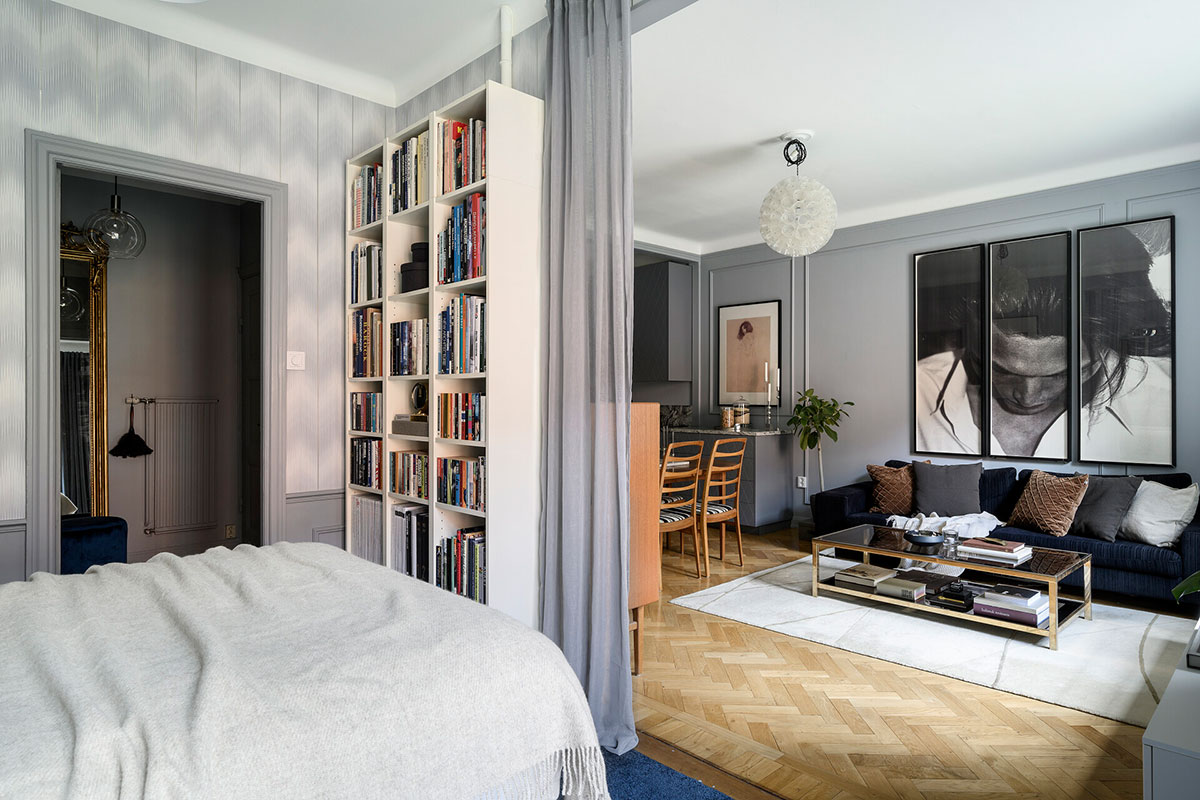 Небольшая, но стильная квартира с классическими нотками и спальней за шторкой (46 кв. м)