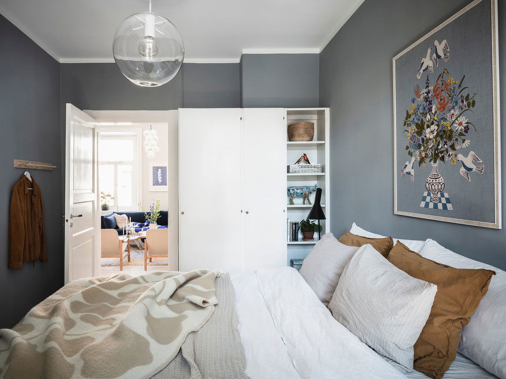 Светлая квартира с синим диваном в Швеции (67 кв. м)