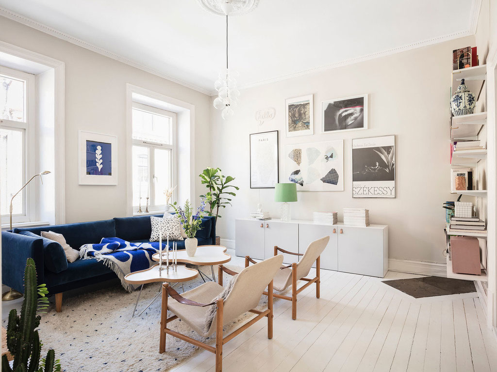 Светлая квартира с синим диваном в Швеции (67 кв. м)