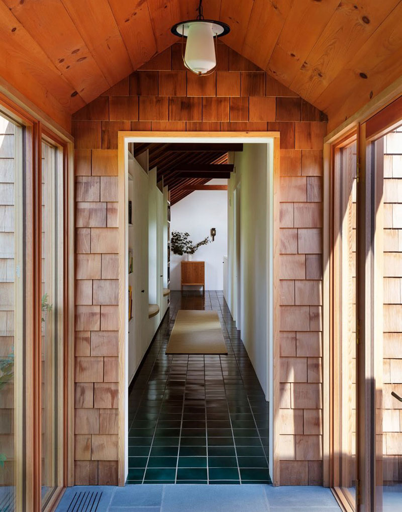 Скромный с виду дом с интересным интерьером на острове Шелтер в США