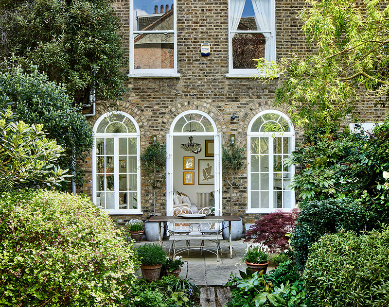Великолепная английская архитектура: светлые апартаменты с выходом в зелёный сад