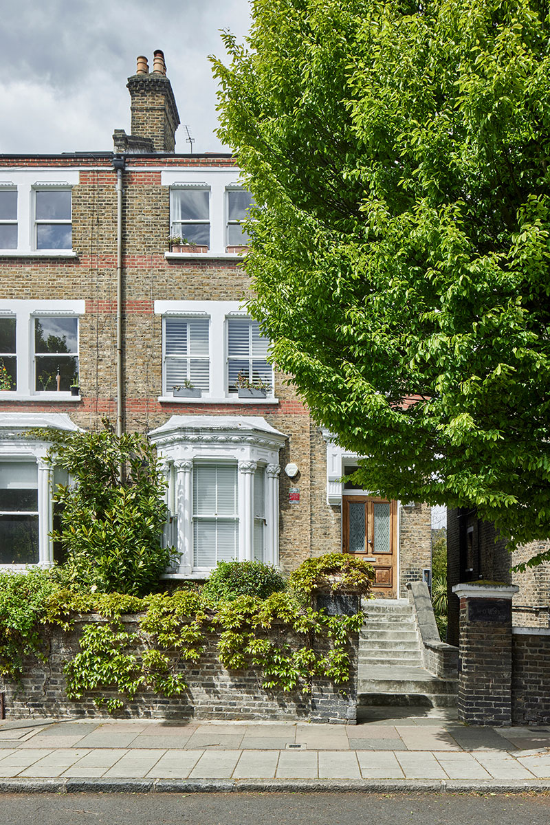 Великолепная английская архитектура: светлые апартаменты с выходом в зелёный сад