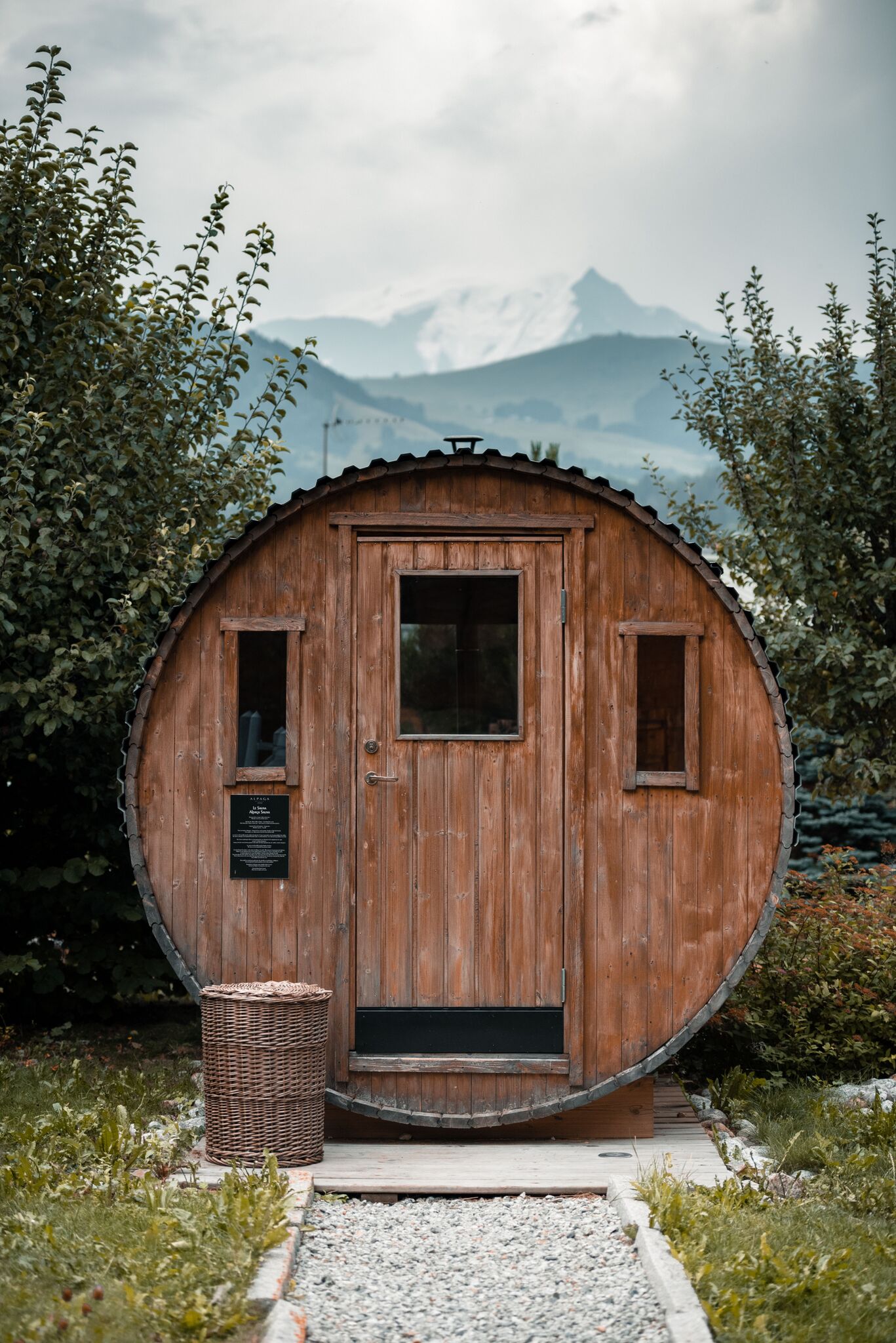 Дерево и тёмные тона: интерьер отеля Alpaga во французских Альпах