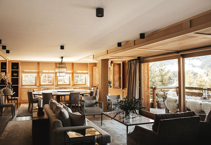 Дерево и тёмные тона: интерьер отеля Alpaga во французских Альпах