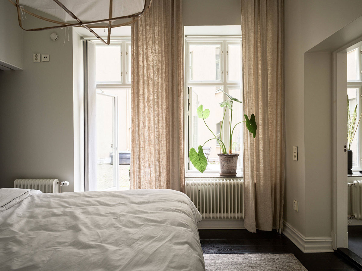 Черный пол и мягкий женственный декор: приятная квартира в Гётеборге (85 кв. м)
