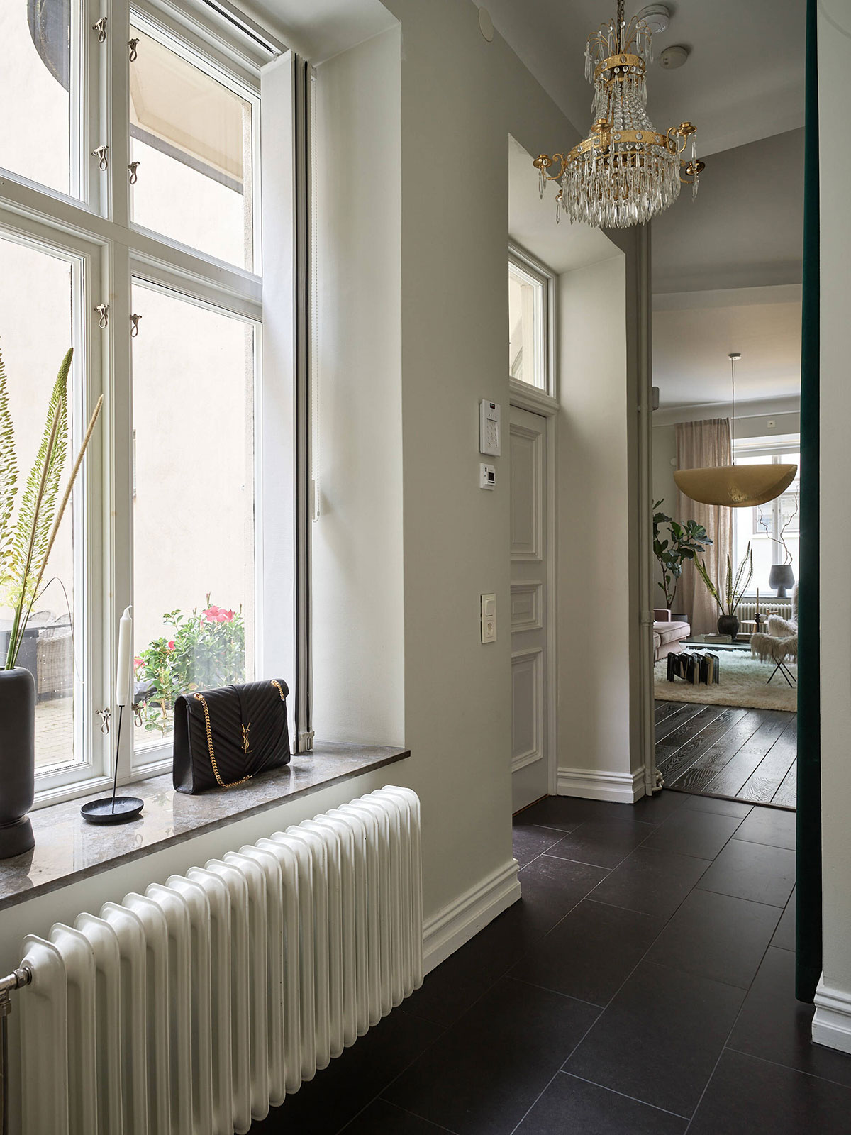 Черный пол и мягкий женственный декор: приятная квартира в Гётеборге (85 кв. м)