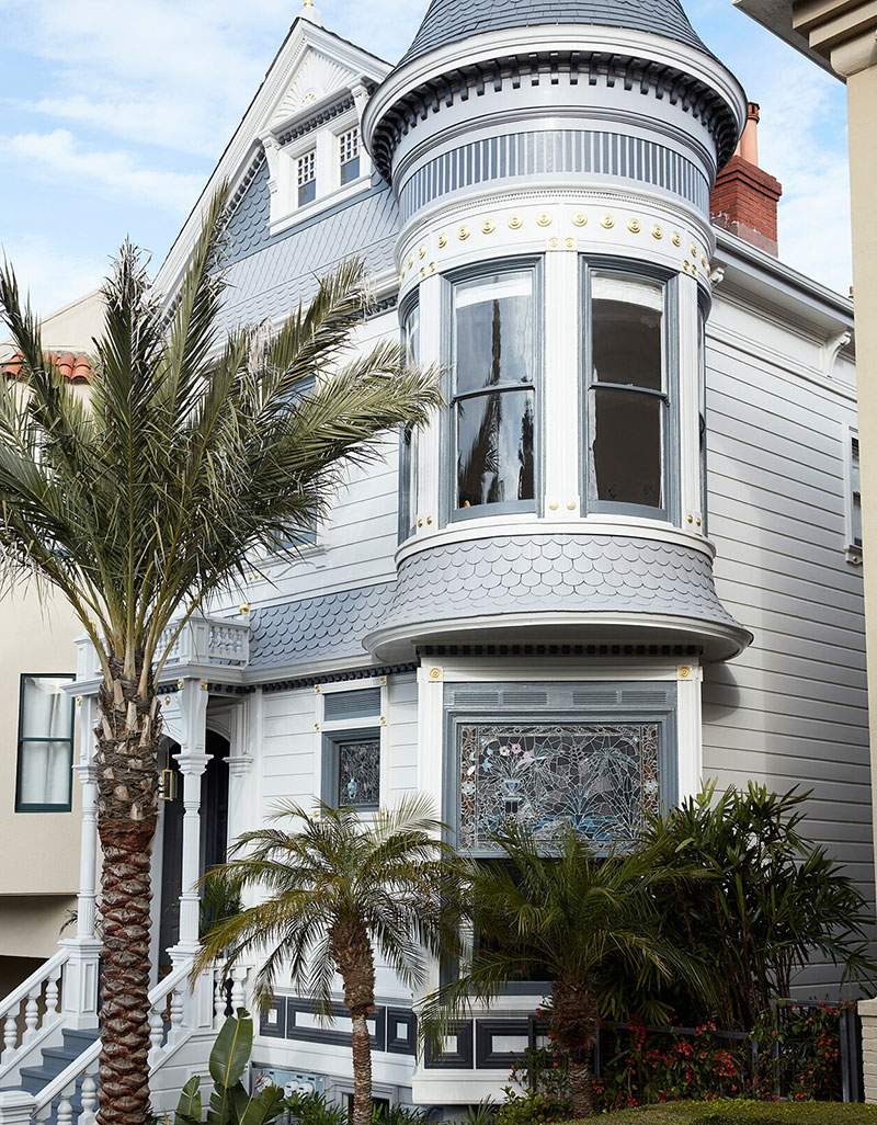 Современная классика в серо-голубых тонах: интерьер викторианского дома в Сан-Франциско