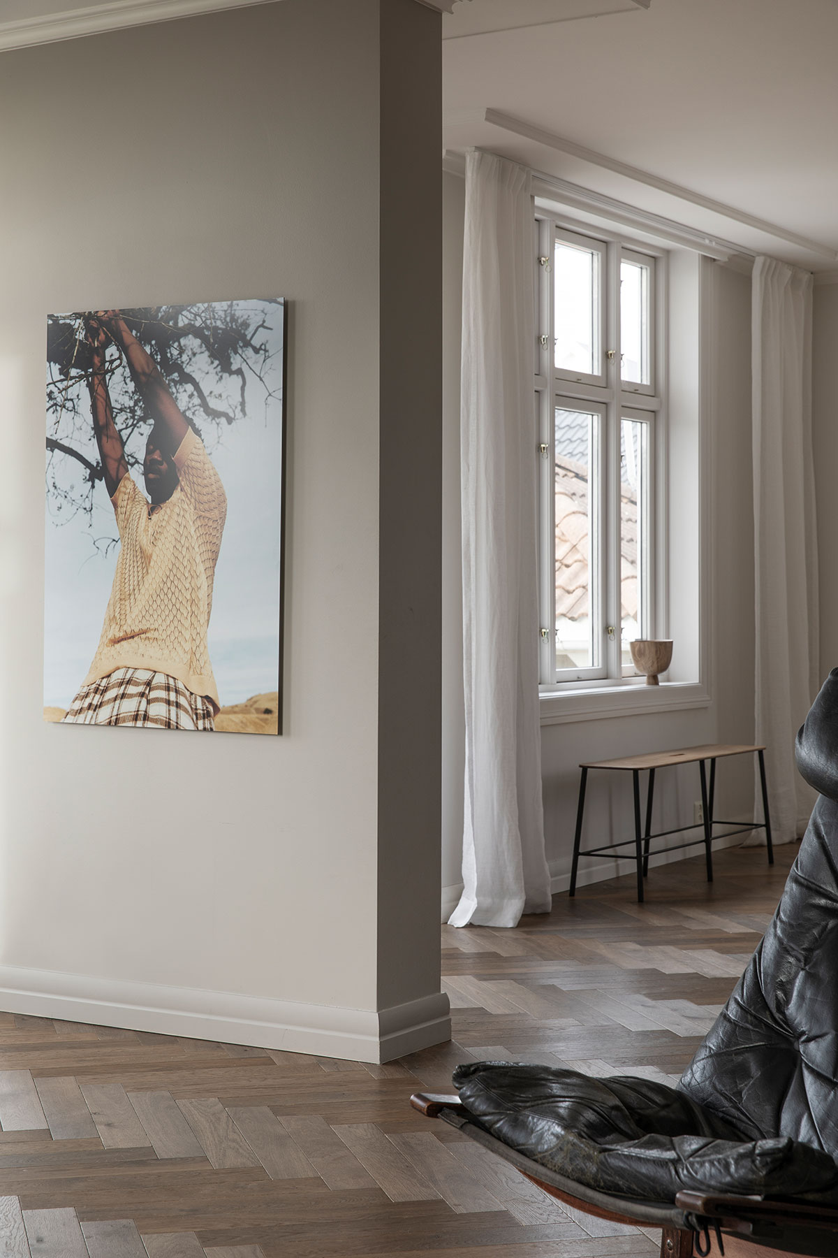 Спокойный и элегантный современный интерьер дома дизайнера одежды в Осло