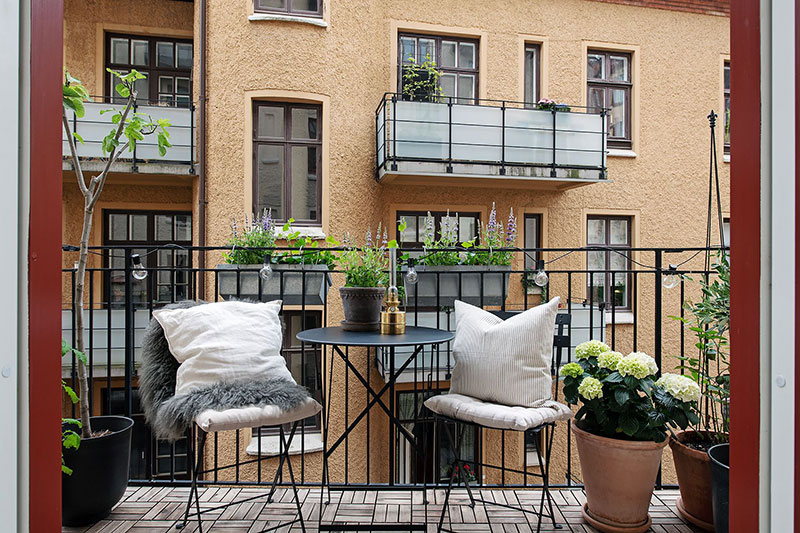 Кухня с открытой кирпичной стеной и элегантная гостиная: квартира в Гётеборге (82 кв. м)