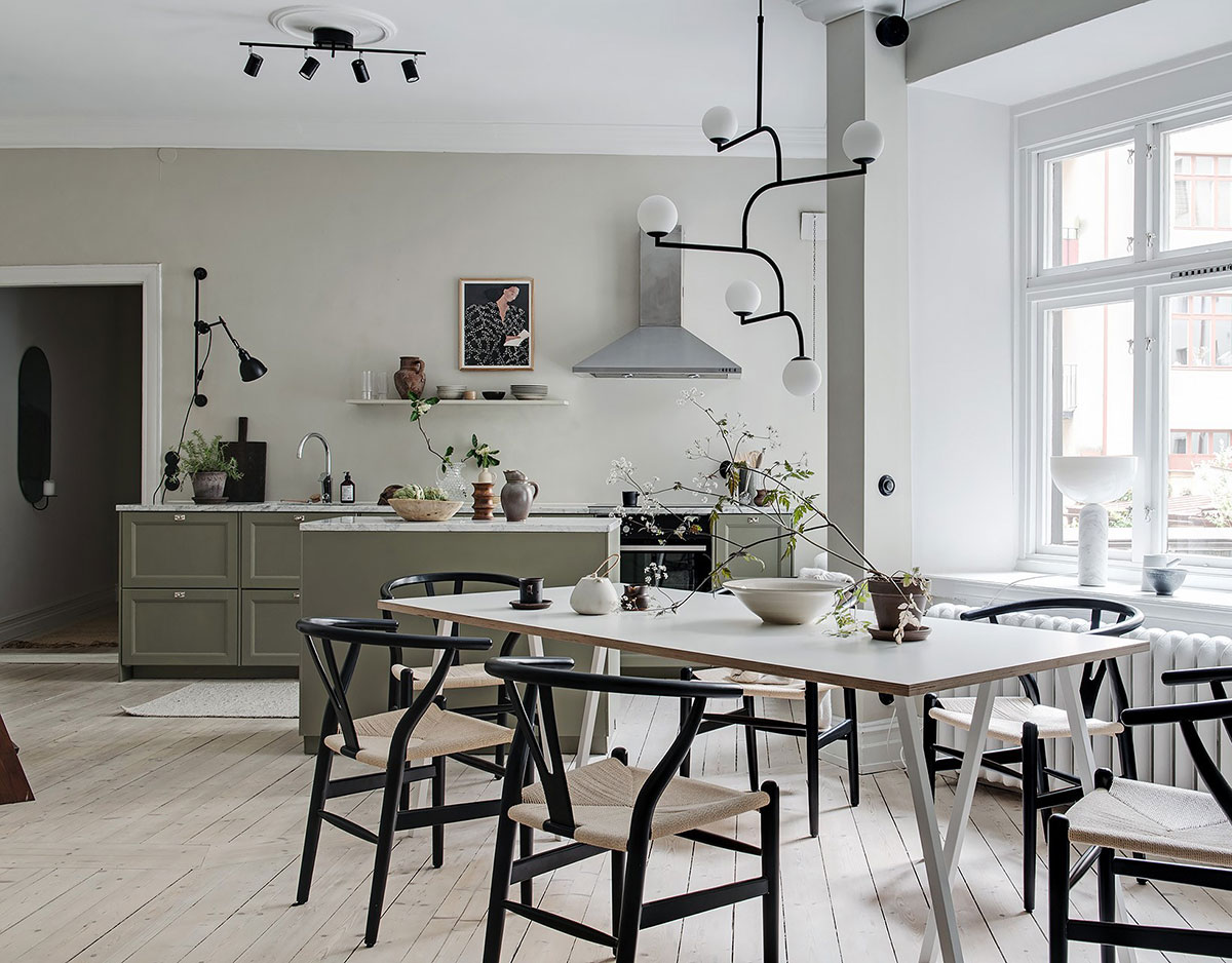 Зелёная кухня и неправильная планировка: красивая двухкомнатная квартира в Швеции (71 кв. м)
