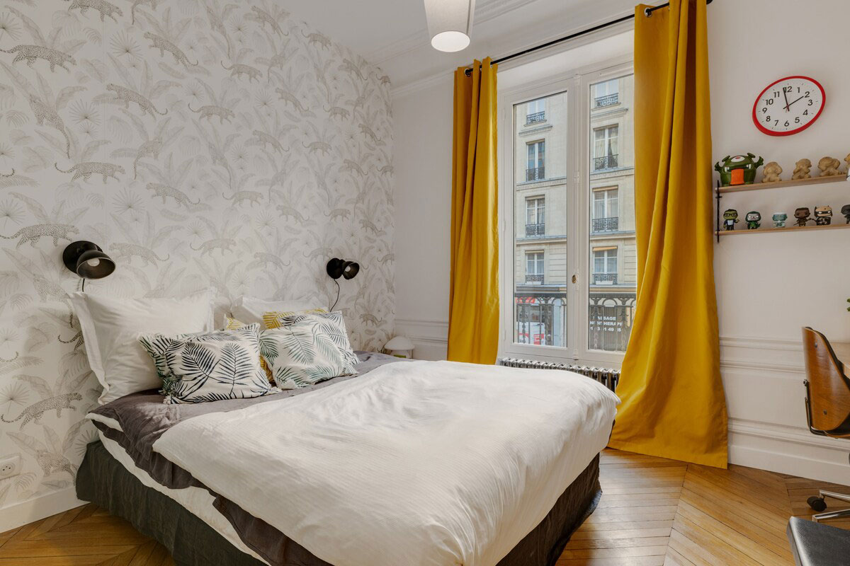 Фиолетовый диван и обои с принтами: интерьер квартиры в Париже