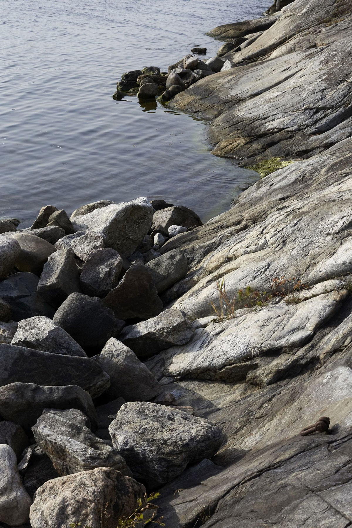 Современный облик и расслабляющие интерьеры: дом на скале у моря в Швеции