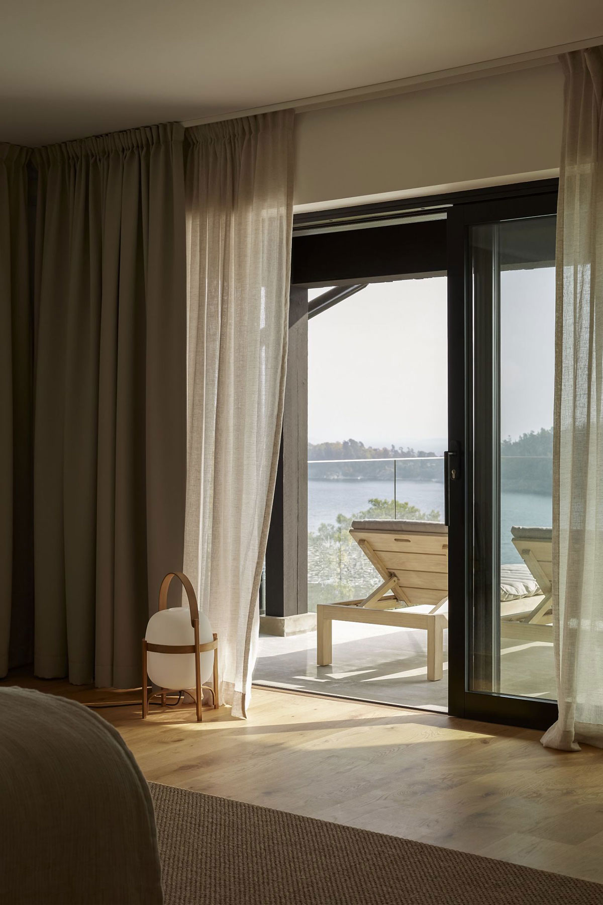 Современный облик и расслабляющие интерьеры: дом на скале у моря в Швеции