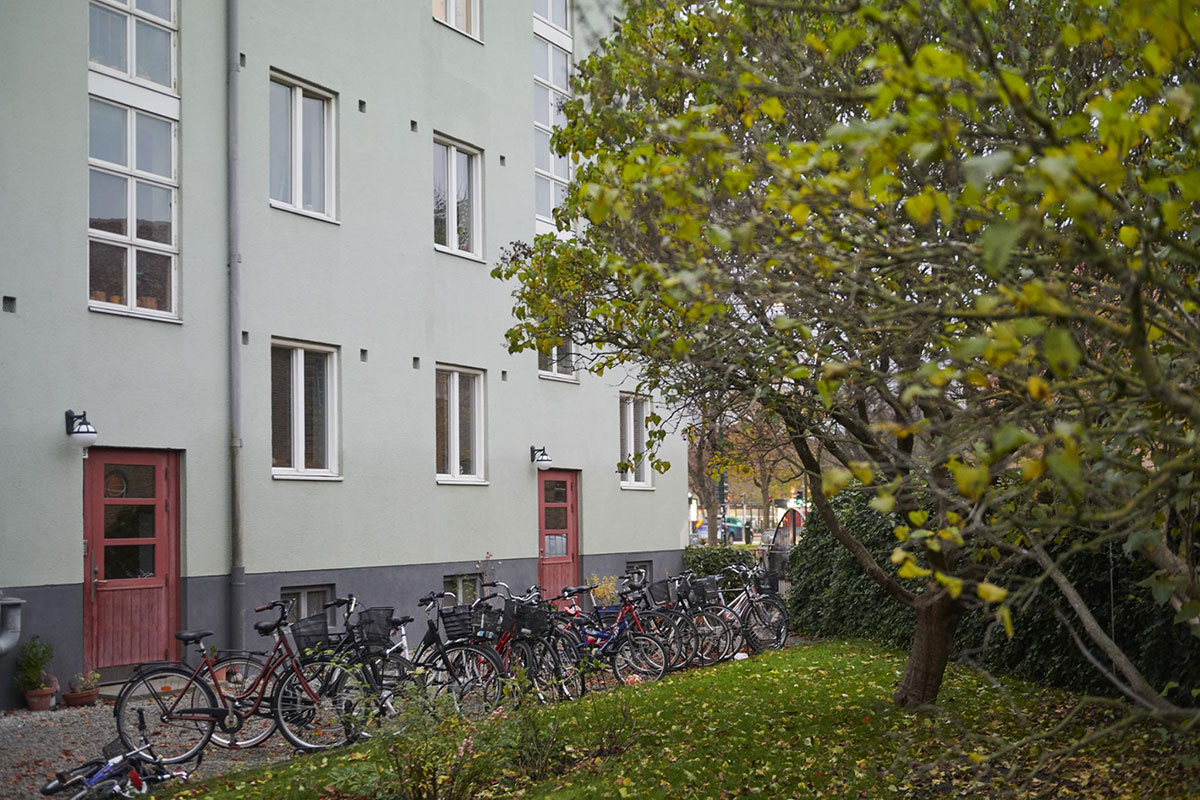 Красивые серо-зеленые стены и черная кухня: компактная квартира в Швеции (42 кв.м)