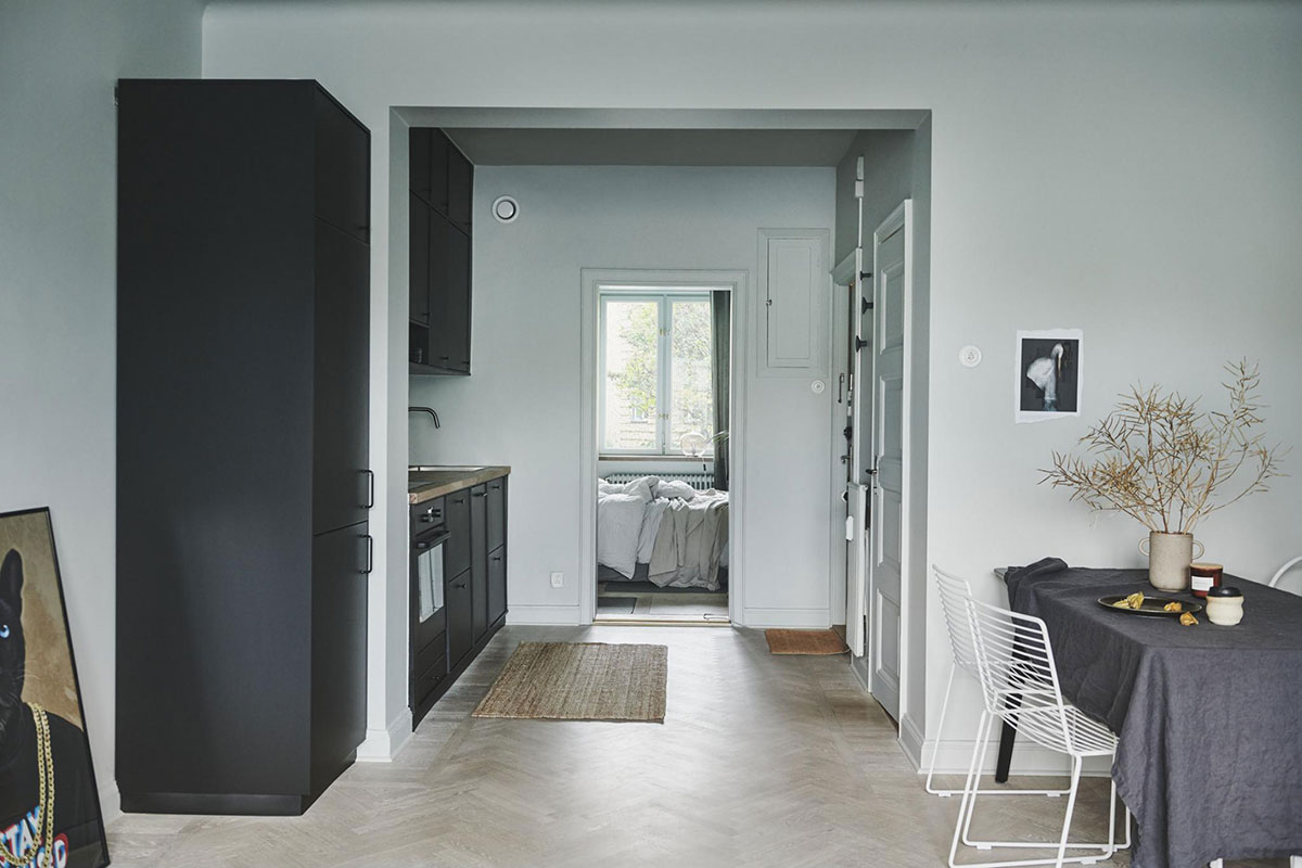 Красивые серо-зеленые стены и черная кухня: компактная квартира в Швеции (42 кв.м)