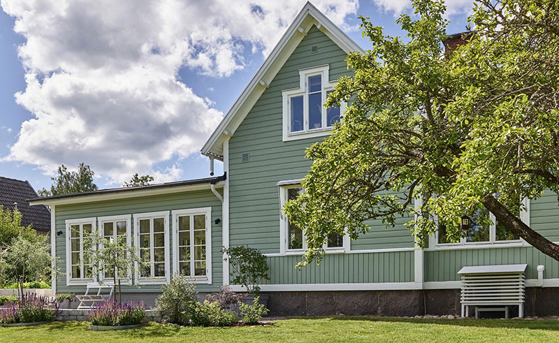 Чудесная дача с белыми интерьерами для молодой семьи в Швеции
