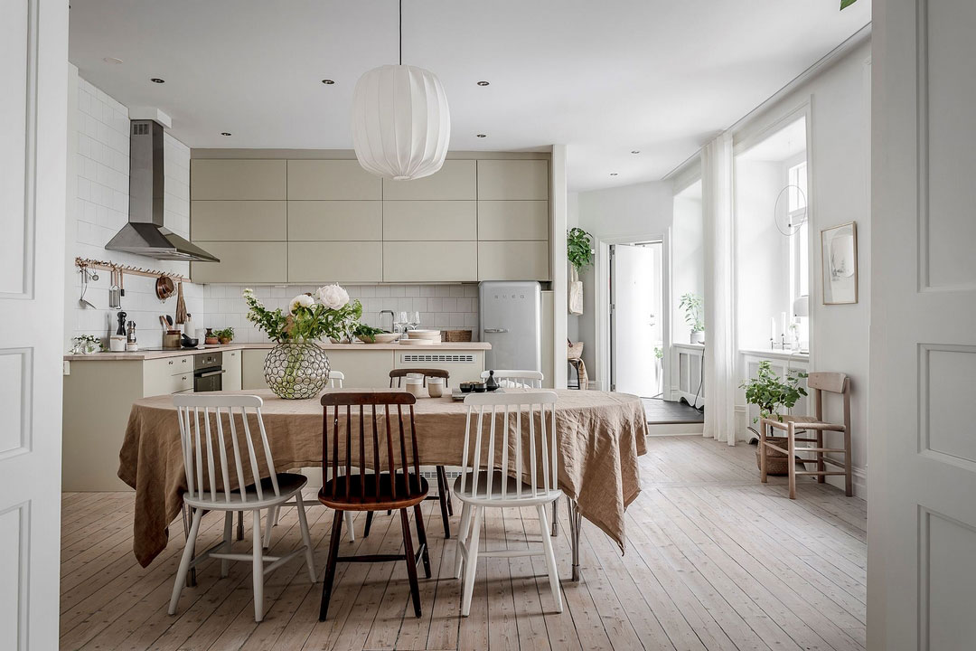 Нежные оттенки бежевого и розового в интерьере квартиры в Швеции