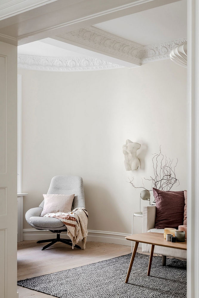 Нежные оттенки бежевого и розового в интерьере квартиры в Швеции