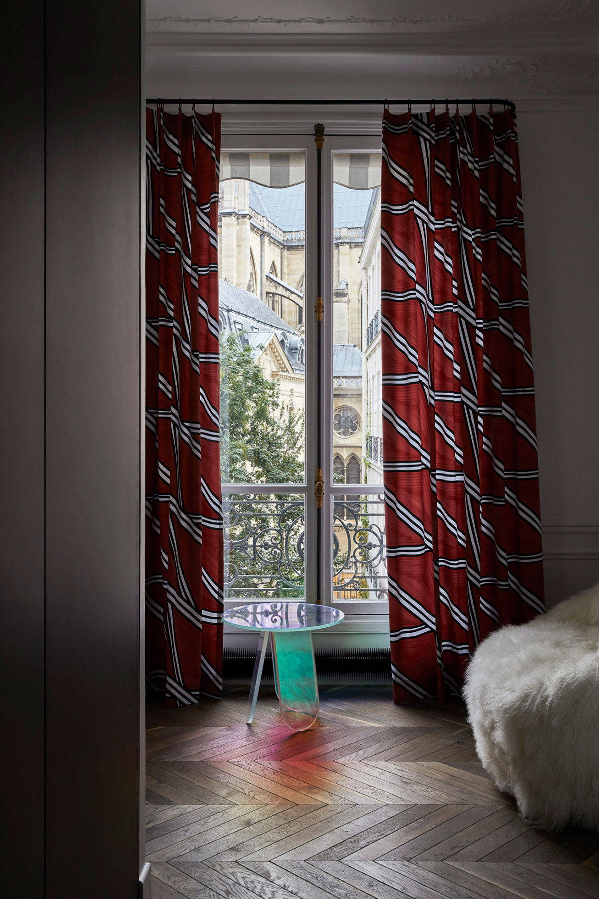 Великолепная лепнина и предметы искусства: изысканная квартира в Париже
