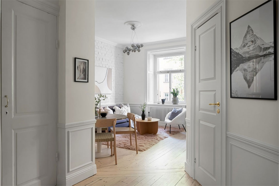 Белый кирпич, классические панели и скандинавская мебель: светлая квартира в Стокгольме