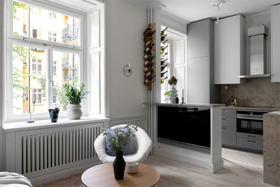 Белый кирпич, классические панели и скандинавская мебель: светлая квартира в Стокгольме