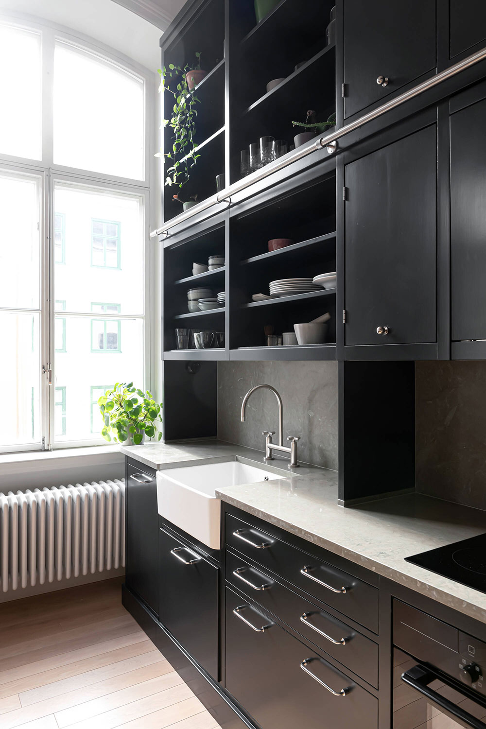Чёрная кухня в светлом интерьере: отличный пример эффектного тёмного акцента в дизайне квартиры (45 кв. м)