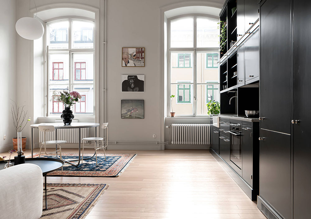Чёрная кухня в светлом интерьере: отличный пример эффектного тёмного акцента в дизайне квартиры (45 кв. м)