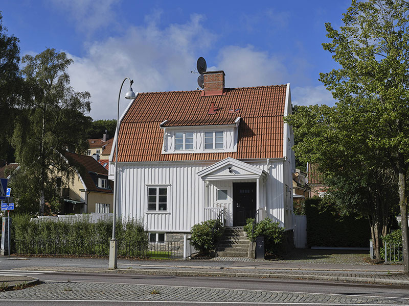 Чёрно-белый интерьер с тёплыми деталями: обновление 100-летнего коттеджа в Швеции