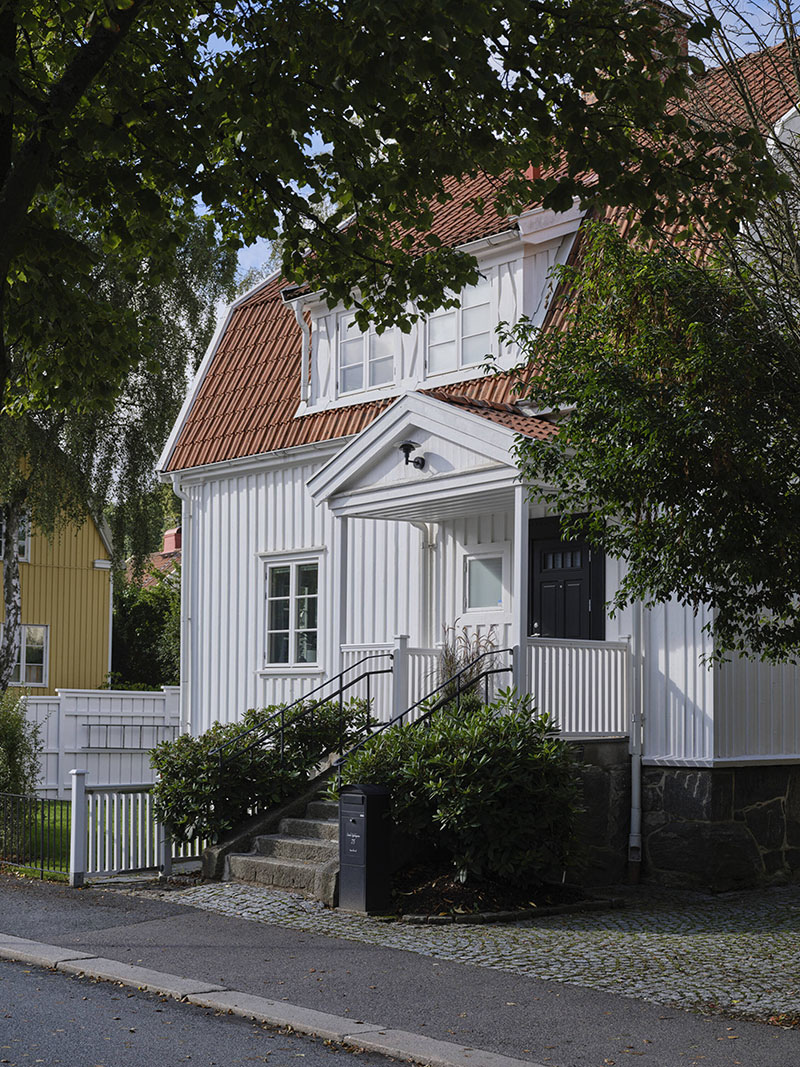 Чёрно-белый интерьер с тёплыми деталями: обновление 100-летнего коттеджа в Швеции