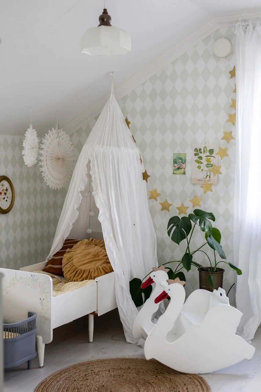 Красивая шведская дача с мини-домиком для детей