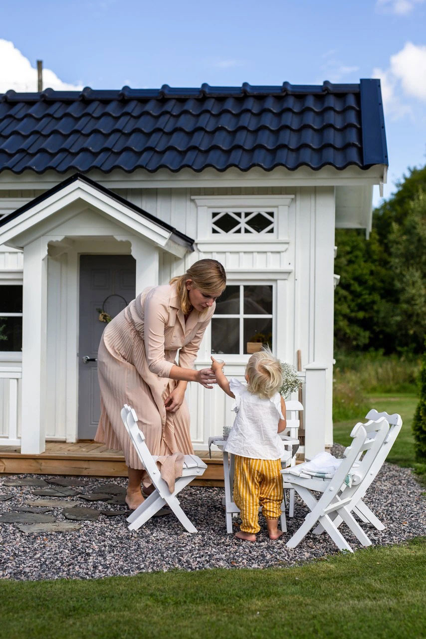 Красивая шведская дача с мини-домиком для детей