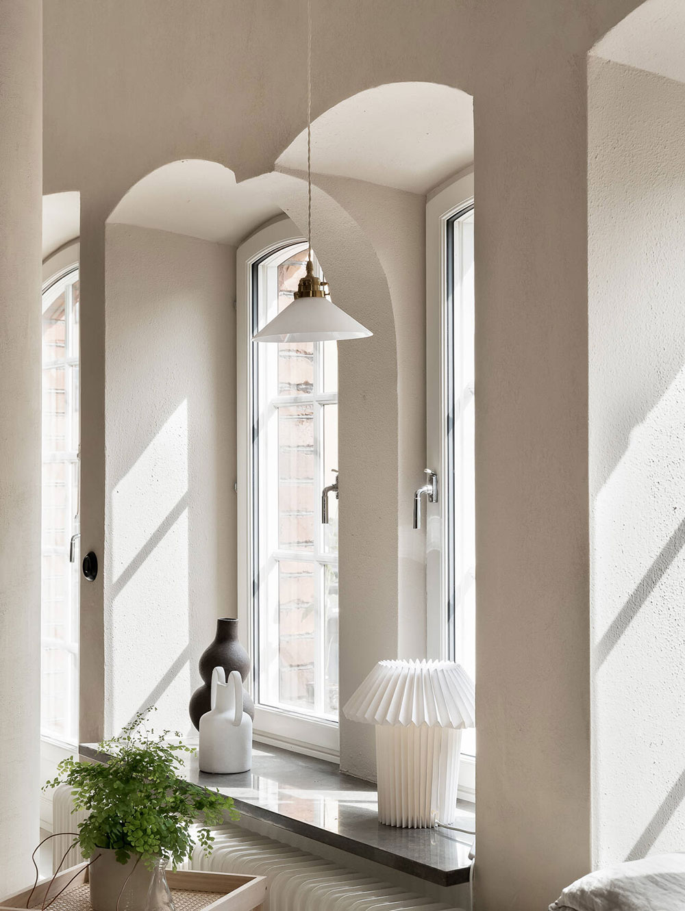 Мягкий монохромный интерьер и скошенные потолки: интересный вариант оформления мансардной квартиры