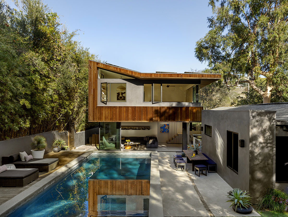 Современный дом с бассейном в окружении деревьев в Калифорнии