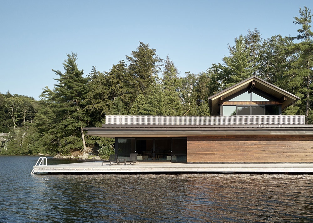 Современный деревянный коттедж с эллингом на берегу озера в Канаде