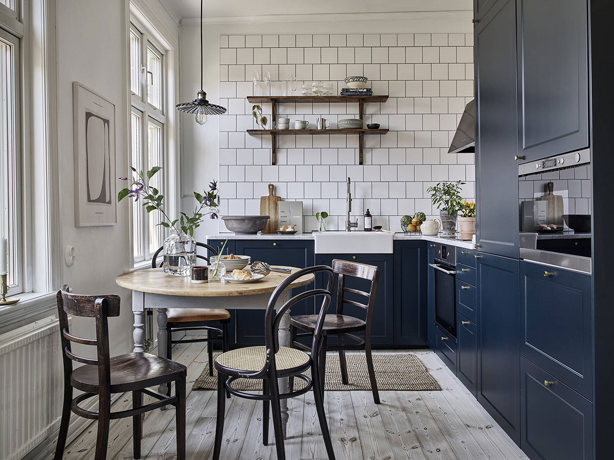 Спокойный скандинавский интерьер с синей кухней в красивом деревянном доме 19 века в Гетеборге(58 кв. м)
