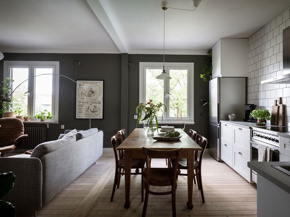 Тёмно-зеленые стены и открытая гостиная: уютная квартира в Гётеборге (63 кв. м)