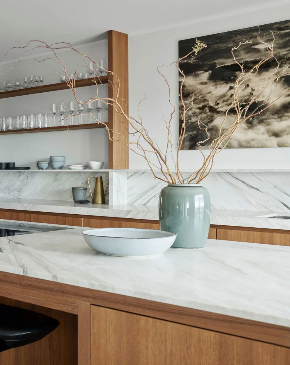 Кухня из дерева и ковры в интерьере: современная квартира в Швеции