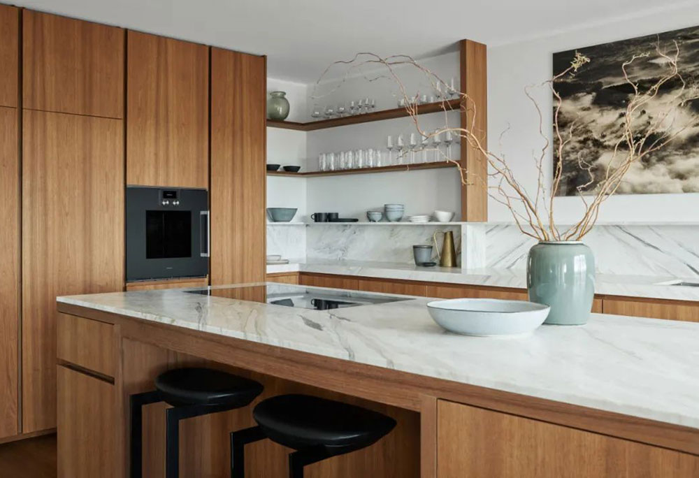 Кухня из дерева и ковры в интерьере: современная квартира в Швеции