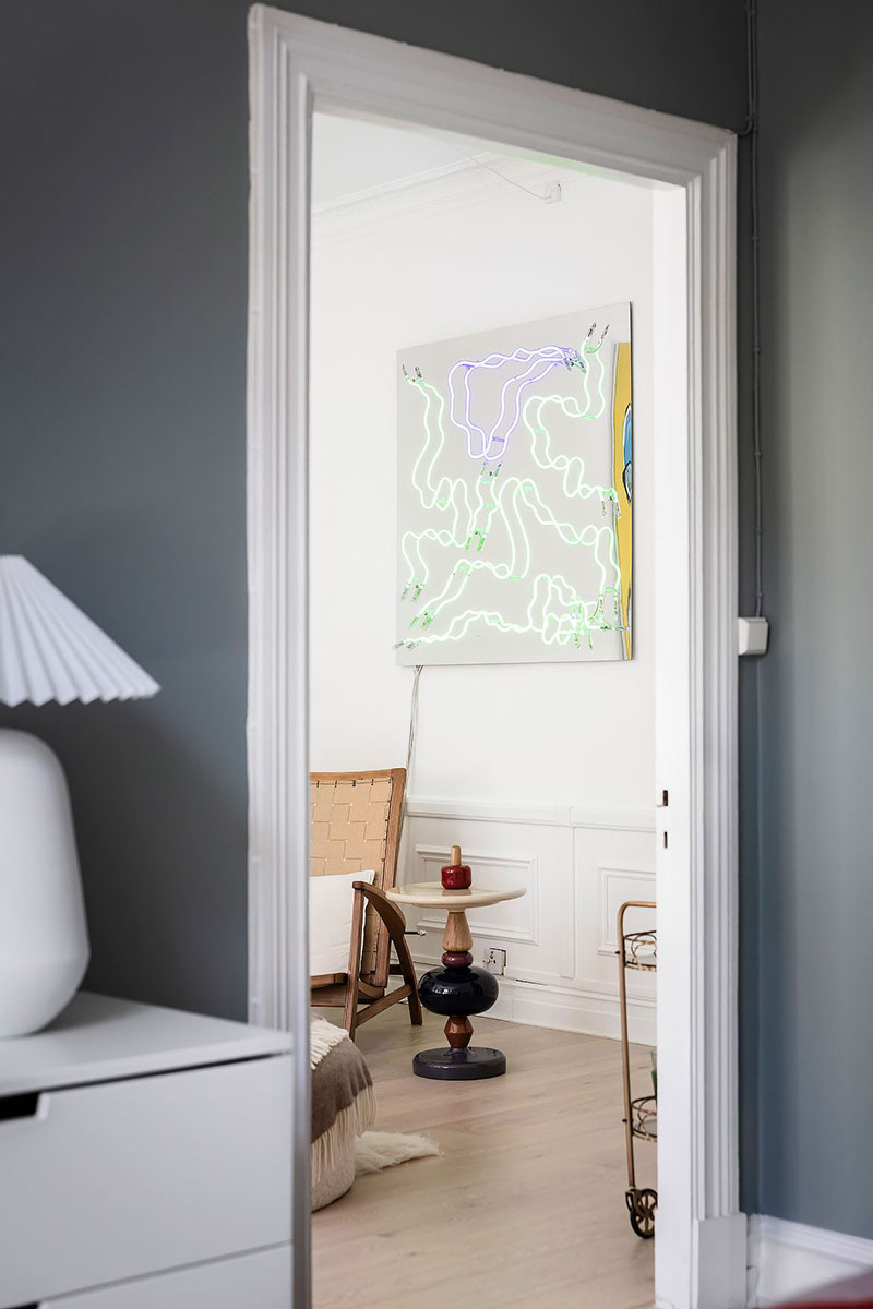 Яркие детали в базовом интерьере квартиры в Гётеборге